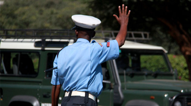 Assailant grabs gun from traffic police in Kisumu, fatally wounds 2 »  Capital News