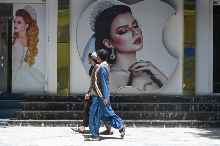 Imágenes de mujeres vandalizadas mientras Kabul se enfrenta al gobierno de los talibanes »Capital News