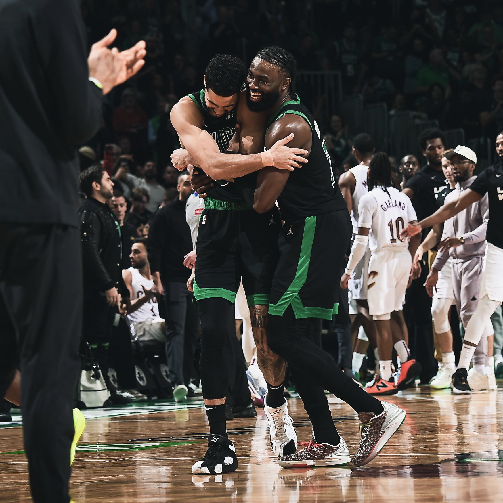 L'abbraccio tra Tatum e Brown, leader dei Celtics nuovamente finalisti a Est