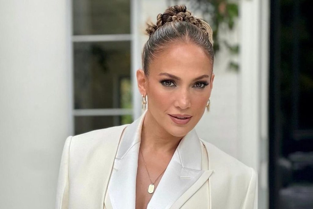 Jennifer Lopez shows off 'Bronx goddess glow' in makeup-free video